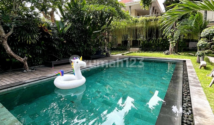 Villa Cantik Dengan Taman Yang Luas Di Batu Belig , Seminyak.. 5 Menit Ke Berawa Canggu