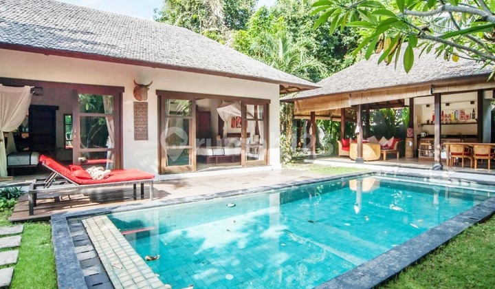 Turun Harga ...komplek Villa Mewah Dengan 4 Unit Villa Dengan Total 7 Kamar Dimana Tiap Unit Villa Ada Private Pool , Dapur , Ruang Makan Dll Di Jimbaran ...jalan Kaki Ke Pantai Jimbaran Dan Dekat Hotel Intercontinental Resort Jimbaran