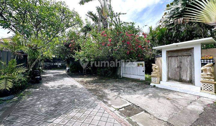 Tanah Luas 1100m2 Berisi Bangunan Villa Butuh Renovasi Di Jalan Batubelig , Seminyak ...600 Meter Ke Pantai Batubelig 1