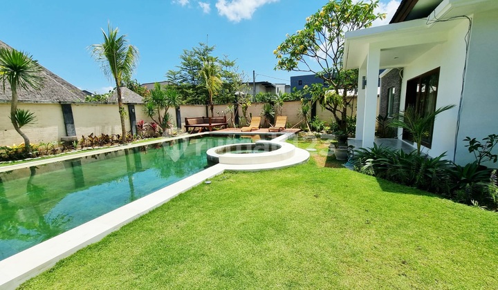 Villa Cantik Dalam Lingkungan Cluster Villa di Berawa , Canggu ...700 Meter ke Finns Recreation Club ...800 Meter ke Atlas Beach Club 2
