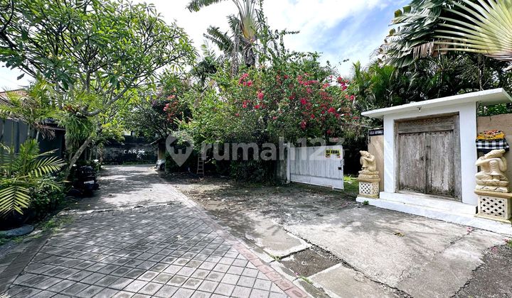 Turun Harga / Drop Price ...Tanah Luas 1100M2 Berisi Bangunan Villa Butuh Renovasi di Jalan Batubelig , Seminyak ...600 Meter ke Pantai Batubelig Turun Harga / Drop Price ...Tanah Luas 1100M2 Berisi Bangunan Villa Butuh Renovasi di Jalan Batubelig , Seminyak ...600 Meter ke Pantai Batubelig