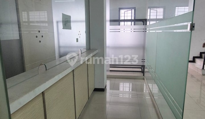 For Rent: 3-story ready-to-use Commercial Building in Bratang Binangun.