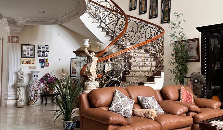 Rumah Pluit Lokasi Bagus Jalan Lebar Bangunan Sangat Tinggi dari Jalan