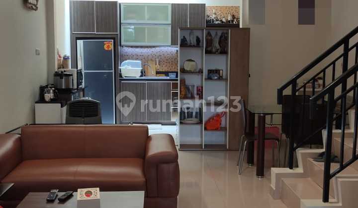 Rumah Pik 2 Lantai Kondisi Rapi Siap Huni