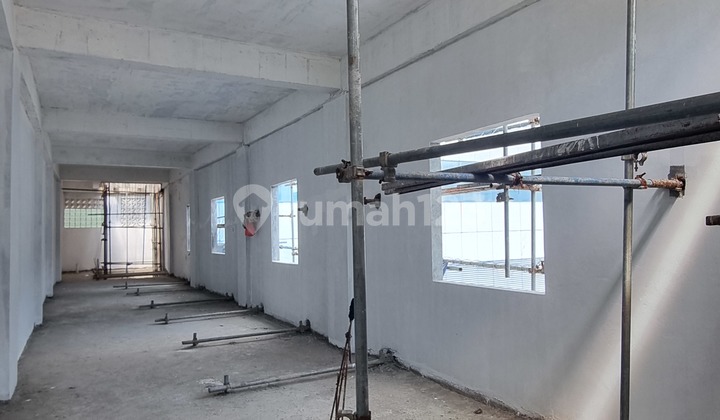 Ruko Jalan Raya Jembatan Lima 283m Setengah Jadi Cocok untuk Konveksi Gudang Kosan
