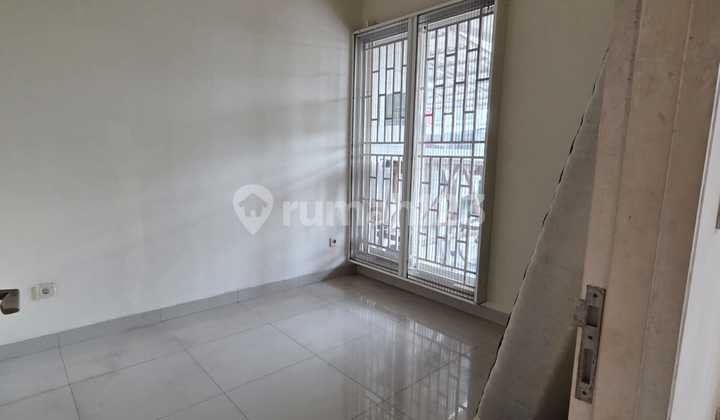 Golf Lake Cluster San Lorenzo House, West Cengkareng, Jakarta