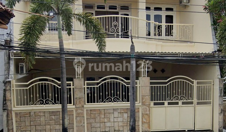 Manyar Indah Row House, 4 Car Road, One Step to Merr and Mall. Manyar Indah Row House, 4 Car Road, One Step to Merr and Mall.