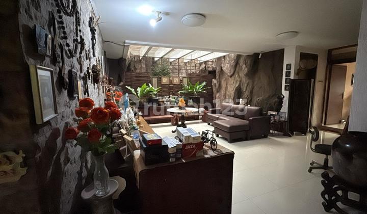 VERY CHEAP! HOOK HOUSE IN A GREAT LOCATION IN PONDOK INDAH 2