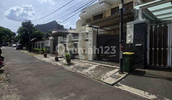 Rumah di Kebayoran Baru Dekat Senopati Harga Sangat Menarik Rumah di Kebayoran Baru Dekat Senopati Harga Sangat Menarik