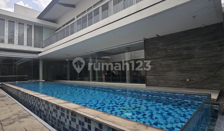 Rumah Modern di Kebayoran Baru Row Jalan Lebar Dekat ke Senayan
