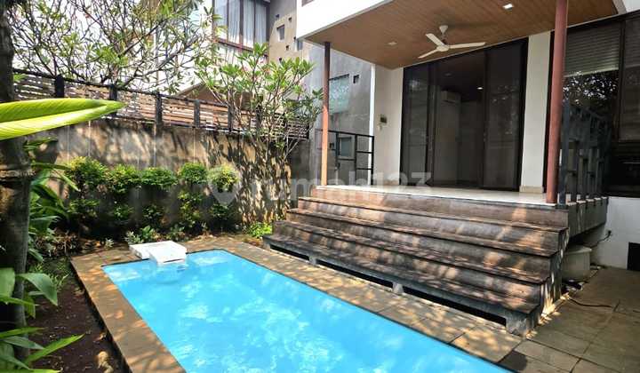 RUMAH MODERN TROPIS DALAM TOWNHOUSE AREA AMPERA, JAKARTA SELATAN 
