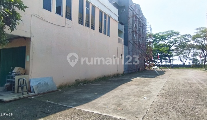 Need an Office or Business? This 3-Storey Shop House is Ready to Use Need an Office or Business? This 3-Storey Shop House is Ready to Use