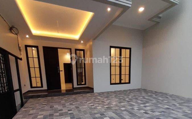 Rumah Baru Design Classic di Pondok Bambu Jakarta Timur  2