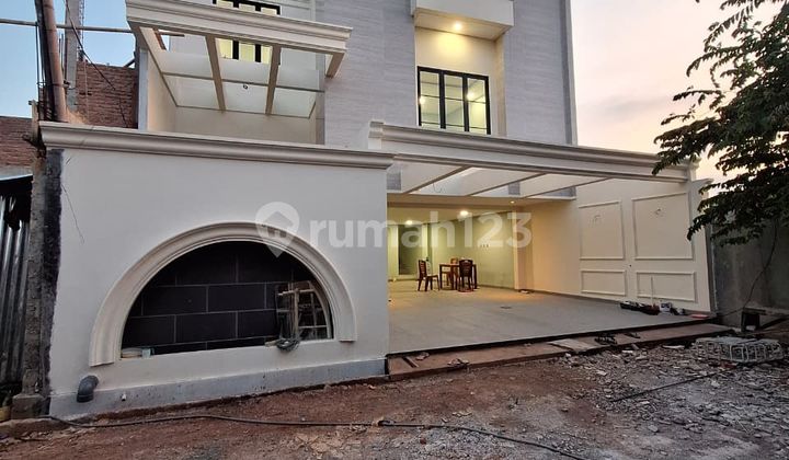 New luxury flood-free townhouse in Duren Sawit, East Jakarta 1