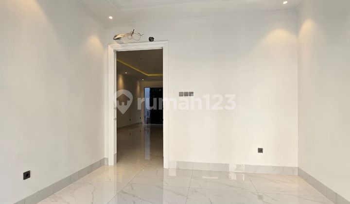 Rumah barfu design classic di Cempaka putih Jakarta pusat 