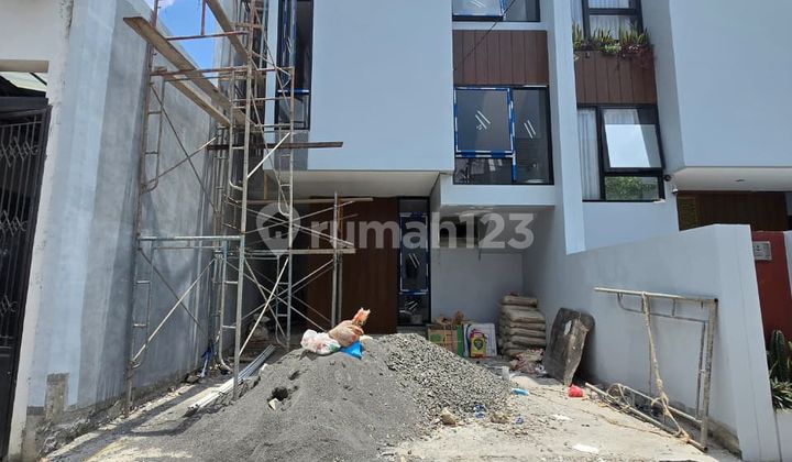Modern 3-story house with wide access in Duren Sawit, East Jakarta Modern 3-story house with wide access in Duren Sawit, East Jakarta
