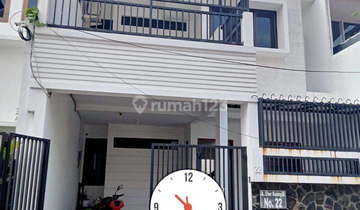 Rumah Second di Komplek Rawamangun Jakarta Timur  1