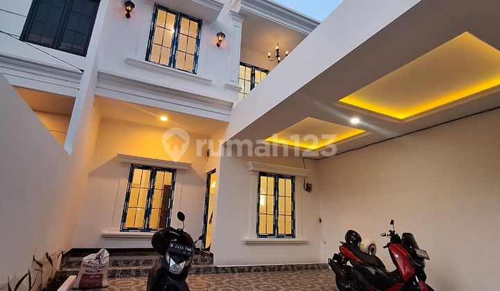 Rumah baru design classic di pondok bambu Jakarta timur 
