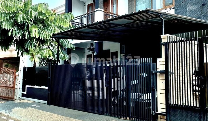 Rumah 2 lantai semi furnish di Cempaka putih jakarta 