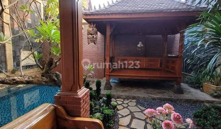 Rumah mewah 2 lantai gaya American Classic area Munjul dekat pintu tol Cibubur. 1