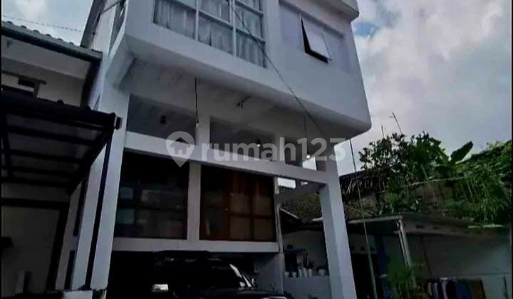 3-Storey House in Cihanjuang Near Sariwangi Bandung 3-Storey House in Cihanjuang Near Sariwangi Bandung