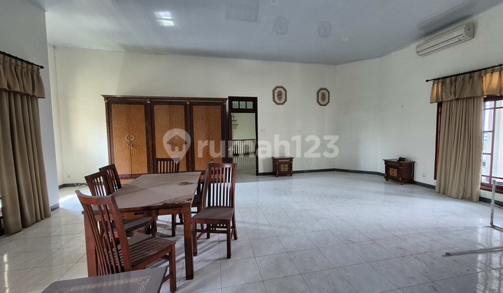 Rumah Villa Regensi Classic Strategis Pinggir Jalan Depan Pakuwon Mall Strategis Cocok Untuk Kantor Gudang Dan Tempat Tinggal 2