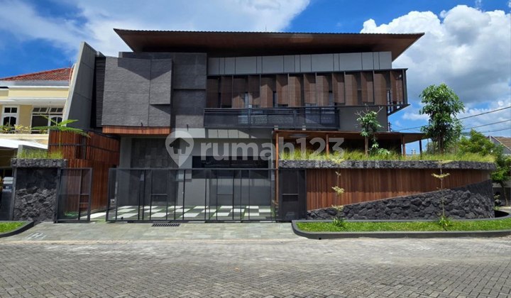 Manyar Kertoadi New Minimalist House, Main Road, 4-Car Carport, Luxurious 1