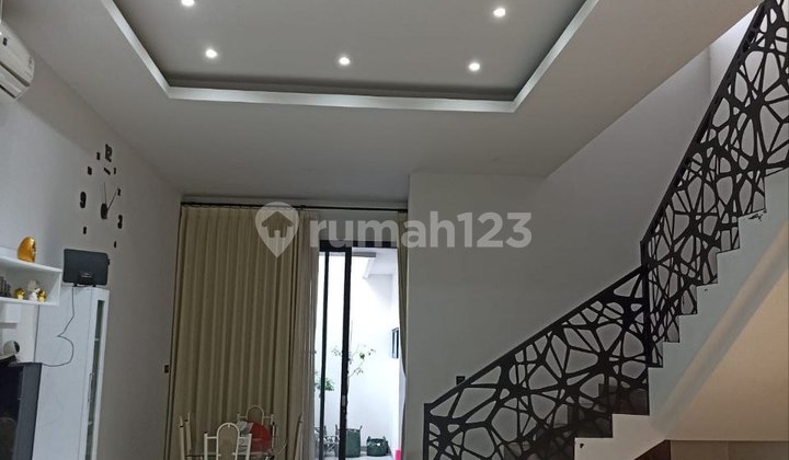 Lebak Arum House Strategic Furnished Carport 2