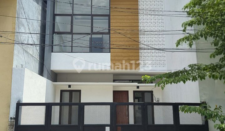 Rumah Darmo Harapan New Minimalis Carport 2 1