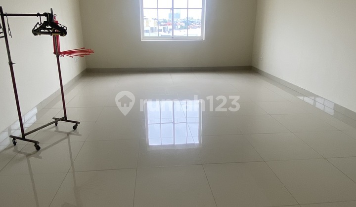 SEWA RUMAH PALING MURAHH  di Green Lake City 286 m² 4