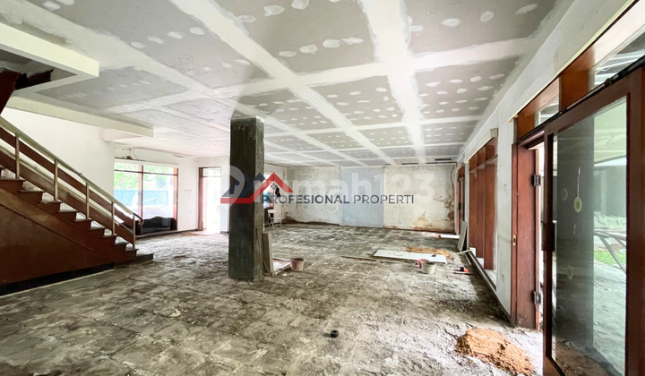 Rumah Sewa Full Renovasi Halaman Luas Di Area Kebayoran Baru, Jakarta Selatan 2