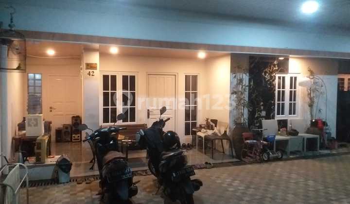 Only 10 minutes to Budi Luhur University.