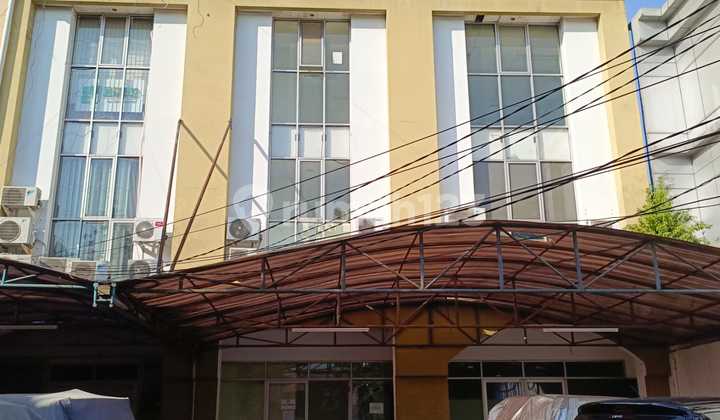 Strategic location near Blok M terminal, South Jakarta shopping center. Strategic location near Blok M terminal, South Jakarta shopping center.