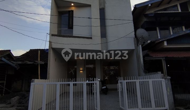 Houses Modern design new houses in the Sayap Buah Batu area of Bandung.