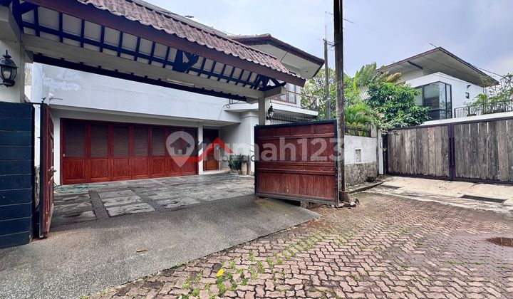 Rumah Siap Huni Dalam Komplek Halaman Luas Lingkungan Tenang
