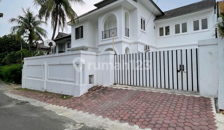 Modern Classic House in a Quiet, Flood-Free Environment in Kemang Modern Classic House in a Quiet, Flood-Free Environment in Kemang