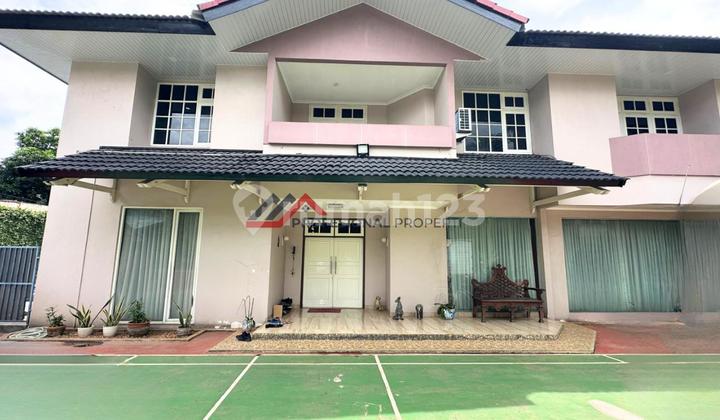 Rumah Luas Dekat Ke Mrt Dengan Swimming Pool 