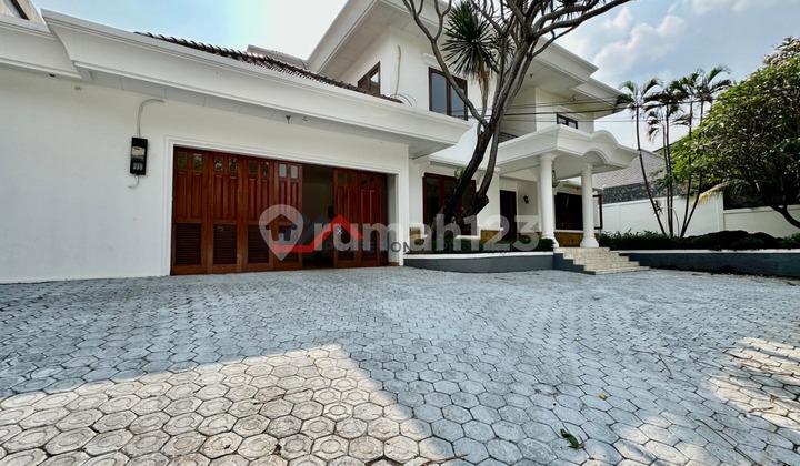 Rumah Siap Huni Halaman Luas Lokasi Premium Area Kemang Dalam