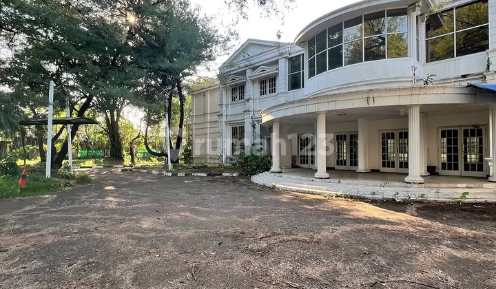 Spacious Old House Attractive Price in Strategic Commercial Area of Kemang