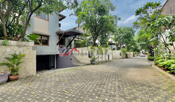 Rumah Nyaman Modern Tropical Eklusif Area di Cluster Kemang