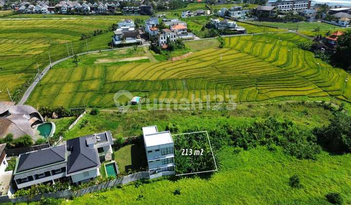 Pemandangan Sawah Dan Laut Yang Sangat Indah Di Pantai Cemagi