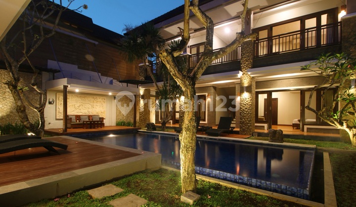 Villa 4 Kamar Tidur Lokasi Strategis di Seminyak