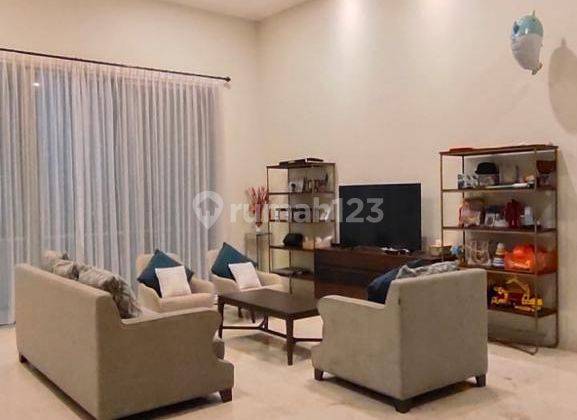 Rumah 3 Lantai Bagus Semi Furnished HGB di Serenade, Jakarta Utara 1