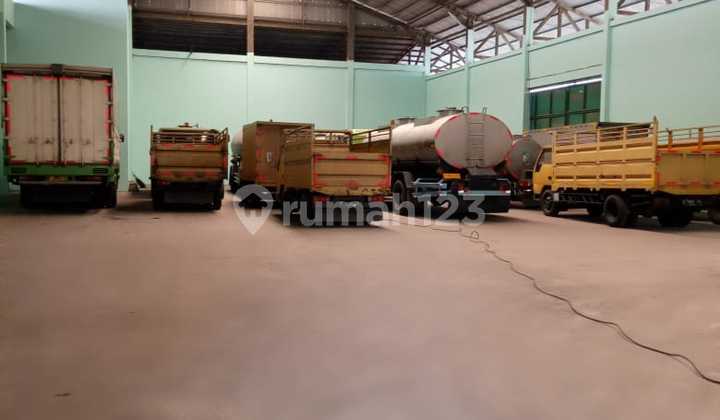 Ready-to-Use Warehouse Priced at 145 M in Ciracas, East Jakarta Ready-to-Use Warehouse Priced at 145 M in Ciracas, East Jakarta