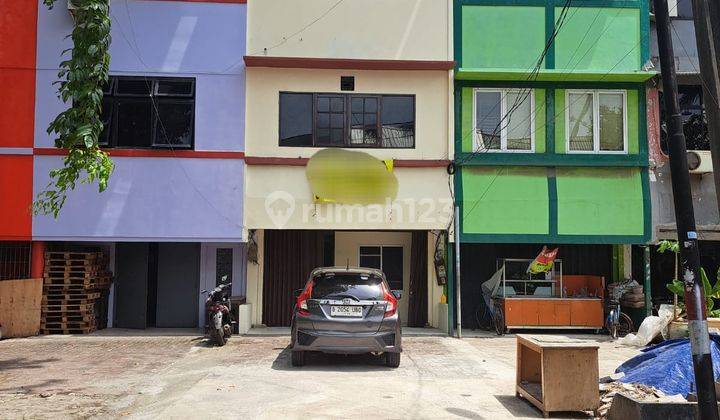 Disewakan Ruko 3 Lantai Hadap Selatan 1