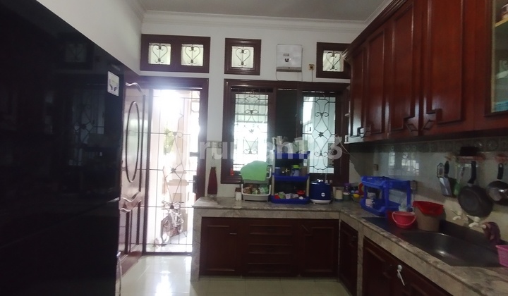 Dijual Rumah Nyaman 2,5 Lantai Hadap Utara 2