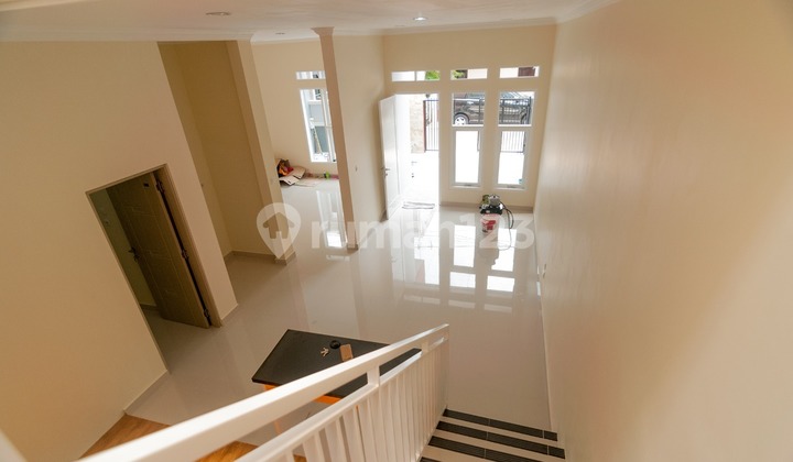 Dijual Rumah 2 Lantai Siap Huni di Kayu Putih - Sn 2