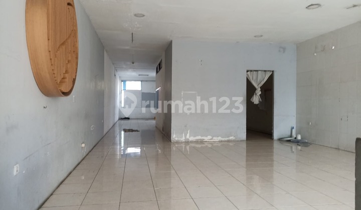 Strategic shophouse in the center of Cimahi city.