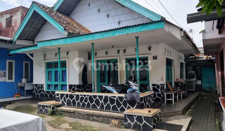 Dijual Tanah di pusat kota Cimahi dengan 4 bangunan rumah cocok untuk usaha.