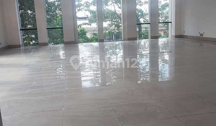 Ruang Usaha Luas Dan lokasi Strategis di Naripan Bandung